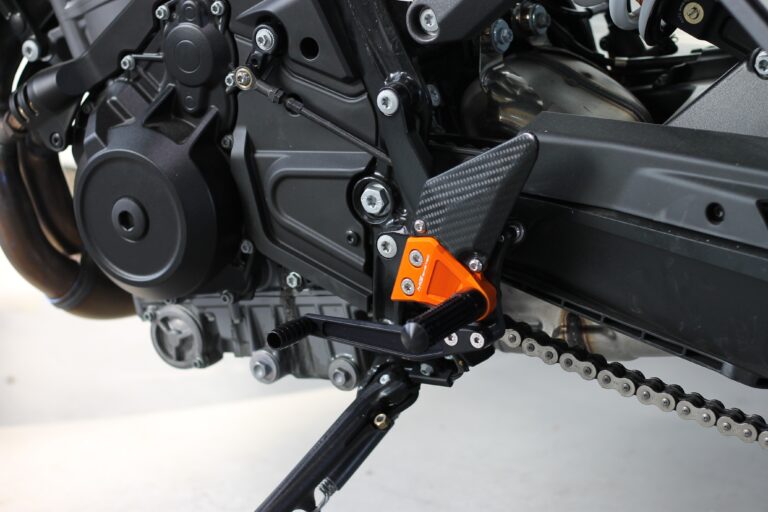 MG-Biketec porta in Italia pedane e leve regolabili