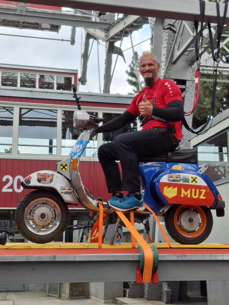 Schachermayr in Vespa sulla ruota del Prater per beneficenza