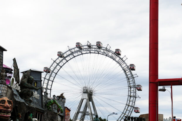 Schachermayr in Vespa sulla ruota del Prater per beneficenza