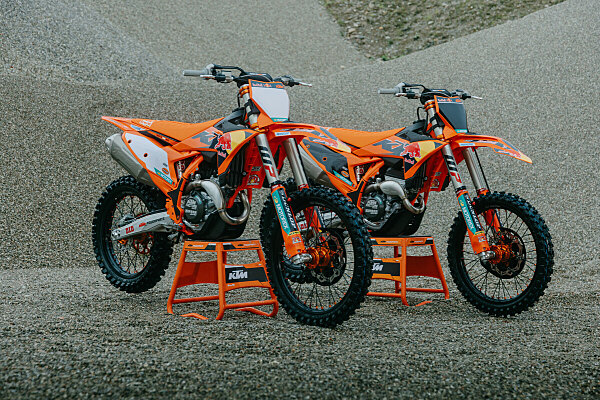 KTM svela le SX-F Factory Edition 2026 pronte per il Supercross