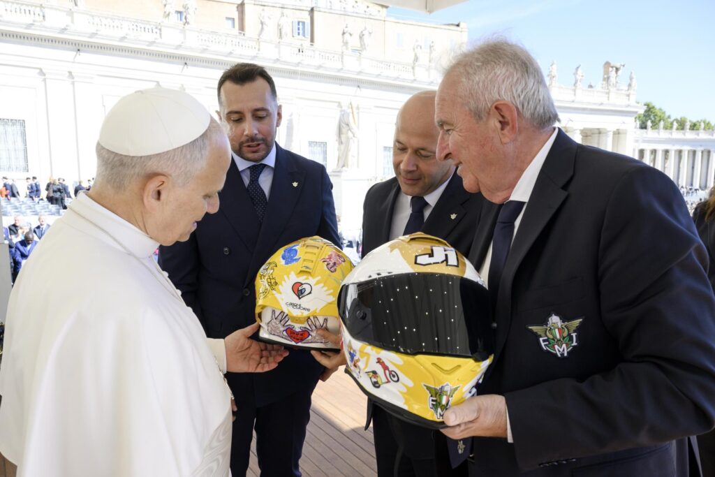 Giubileo dei Motociclisti 2025, caschi al cielo in Piazza San Pietro