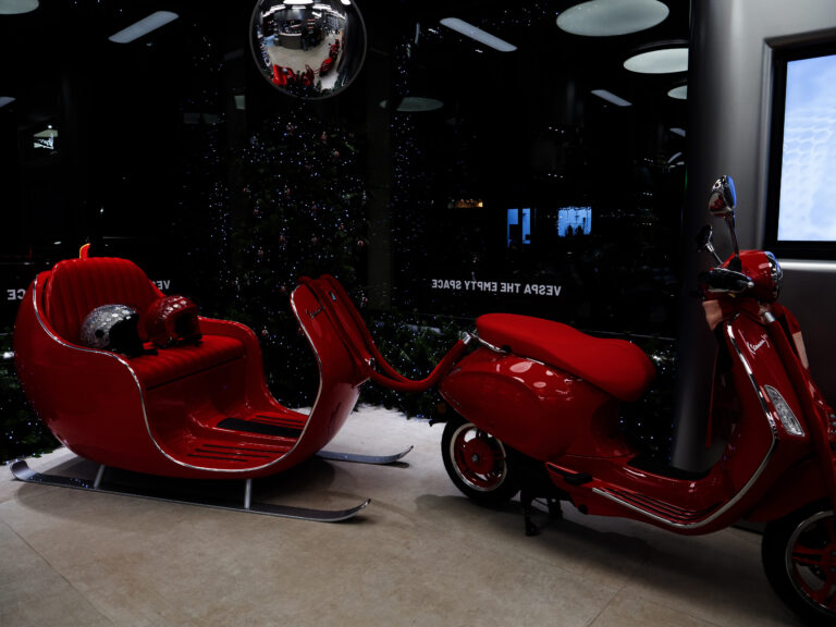 A Milano la slitta di Babbo Natale in stile Vespa