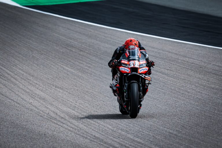 Sachsenring amaro per Aprilia: cadute per Bezzecchi e Savadori