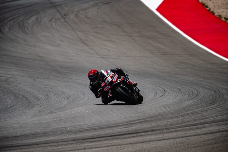 Bezzecchi rimonta con Aprilia: ottavo al GP Aragón 2025