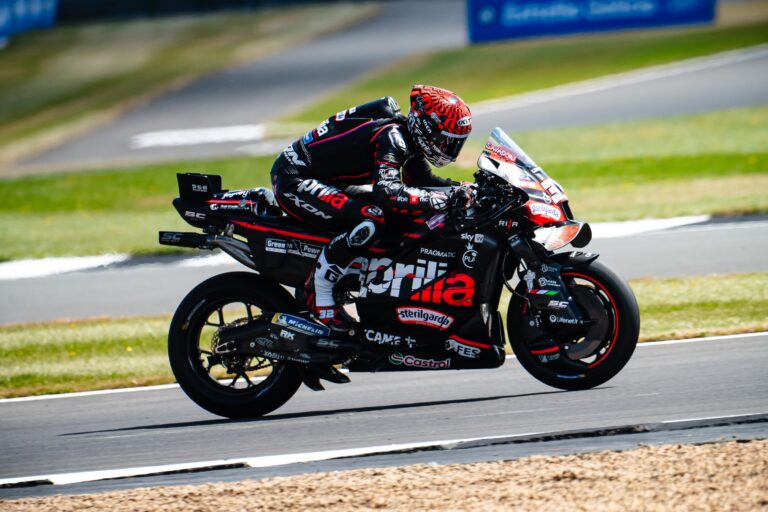 Bezzecchi porta Aprilia alla vittoria a Silverstone