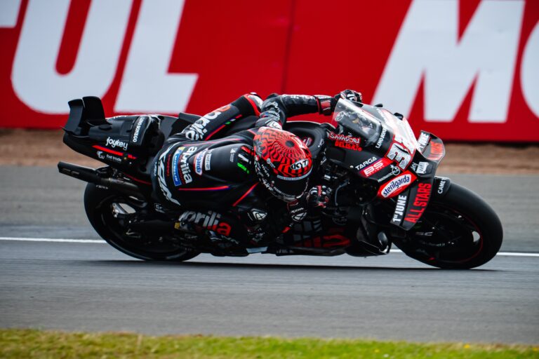 Silverstone, Bezzecchi rimonta e porta Aprilia ai piedi del podio