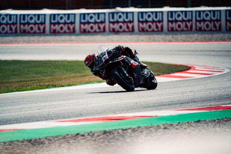 Aprilia RS-GP25 in top ten a Montmeló tra rimonte e cadute