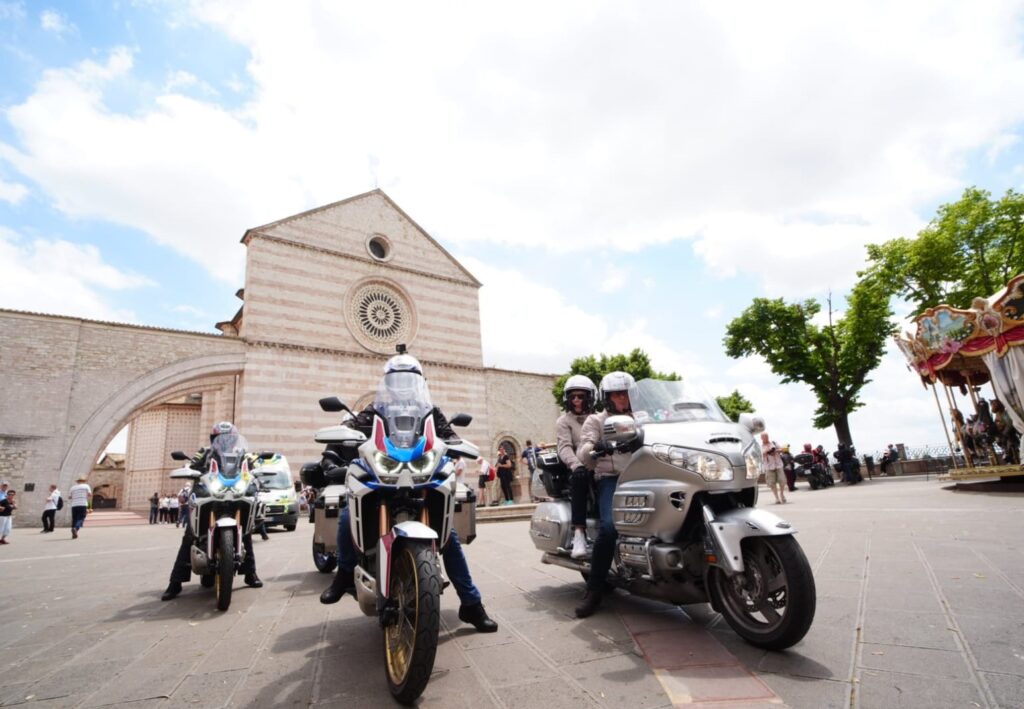 Rally FIM 2024, Assisi e Trasimeno incantano i mototuristi