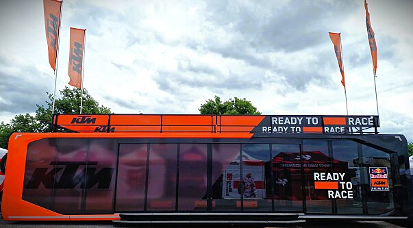 KTM inaugura al Mugello un nuovo temporary shop futuristico