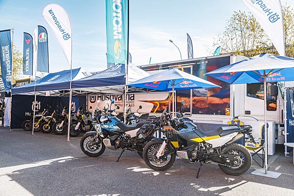 Husqvarna porta la gamma stradale 2024 all’HAT Pedavena