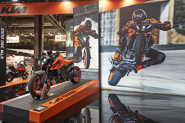 KTM chiude Eicma 2023 con una 990 Duke da record