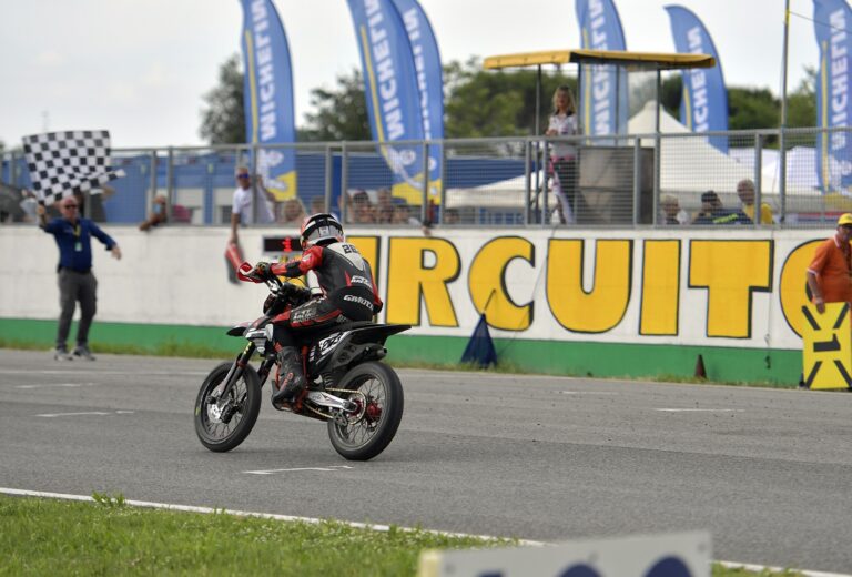 Pata Talenti Azzurri FMI brillano a Pomposa nel Supermoto