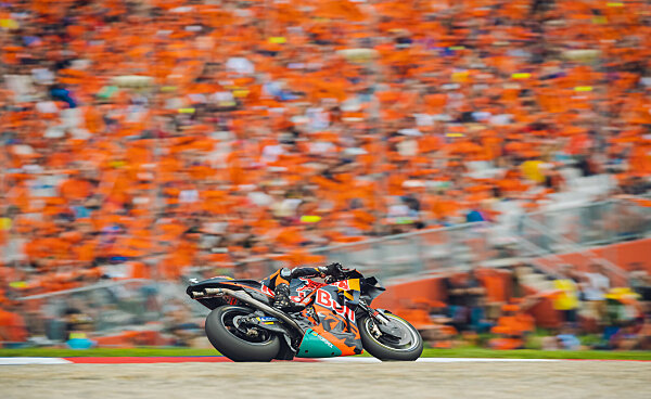 KTM accende il Mugello: tribuna orange e fan kit speciale