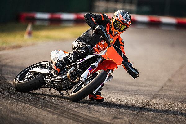 Nuova KTM 450 SMR 2024, riferimento assoluto in Supermoto