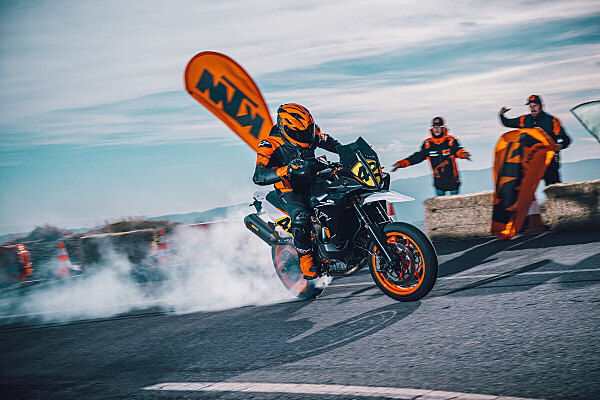 KTM 890 SMT 2023, ritorna la supermoto da viaggio