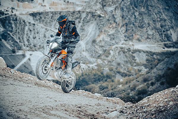 KTM 390 Adventure 2023, arriva la versione con cerchi a raggi