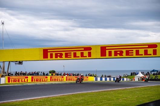 Rea trionfa a Phillip Island con cambio gomme da slick