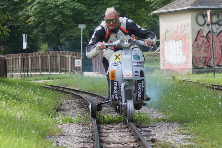 Schachermayr in Vespa sui binari per un nuovo record