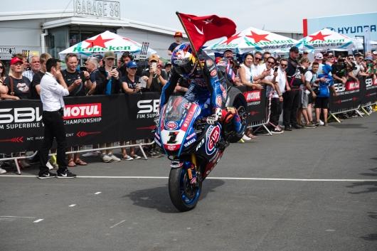 Pirelli SCQ protagonista a Donington, tripletta per Razgatlioglu