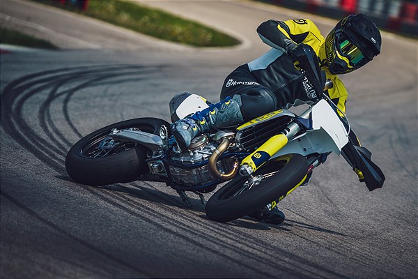 Nuova Husqvarna FS 450 2023: la supermoto da pista evolve