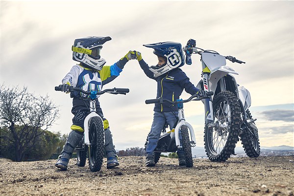 Husqvarna 12eDrive e 16eDrive: le balance bike elettriche 2022