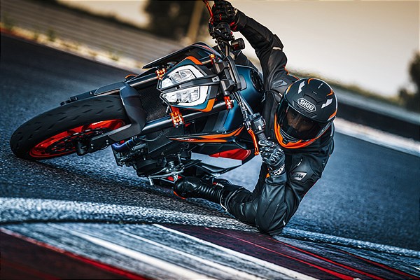 KTM 890 Duke R 2022, look Atlantic Blue per il Super Scalpel
