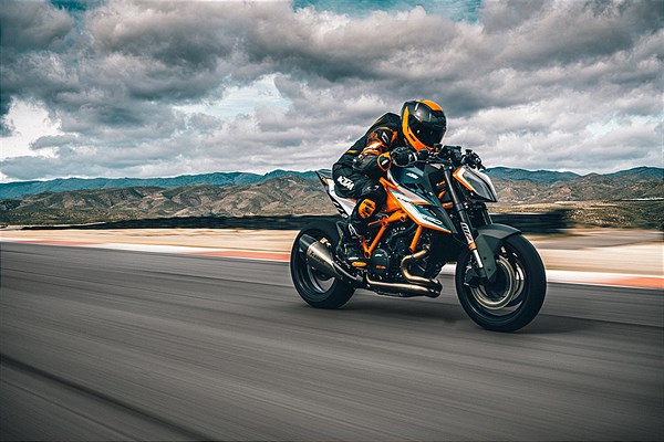 KTM LC8, il V2 a 75° che sfida il tempo e le normative