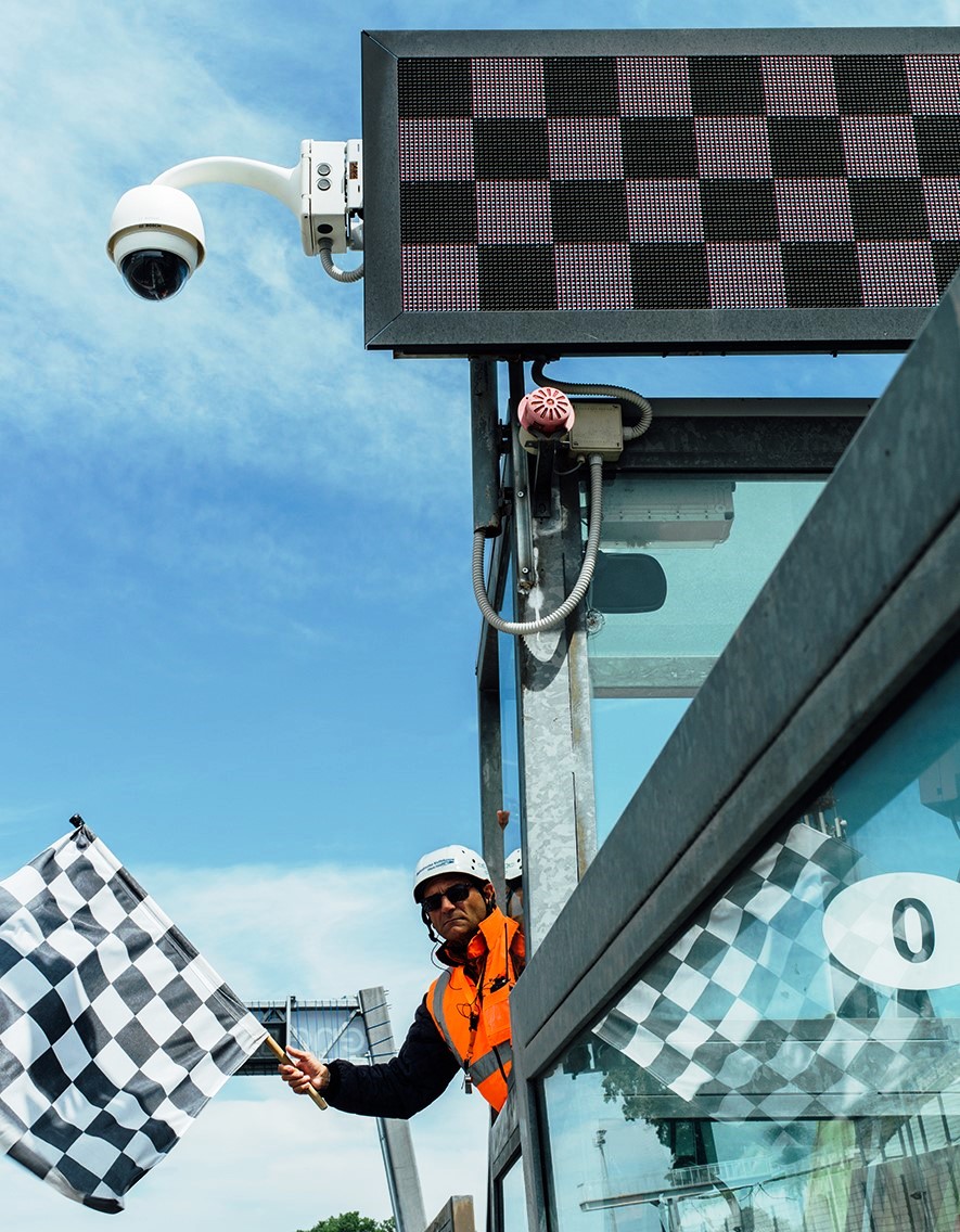 DZ Engineering, le bandiere elettroniche DZe-Flag verso l’obbligo in pista