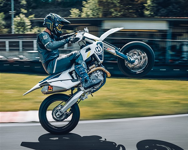 Husqvarna FS 450 2022, la supermoto da pista si aggiorna