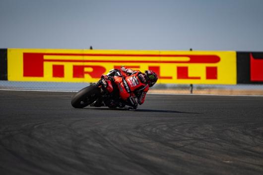 Redding domina Gara 1 a Navarra, Pirelli protagonista con la SCX