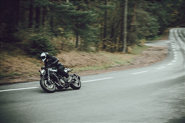 Husqvarna aggiorna i prezzi 2021 di Svartpilen 401 e Vitpilen 401