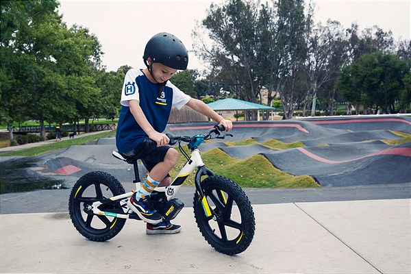 Husqvarna lancia le balance bike elettriche Replica 12eDrive e 16eDrive