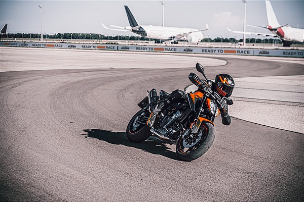 KTM 890 Duke 2021, la nuova media affilata come un bisturi