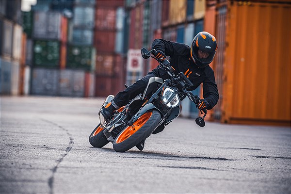 KTM 125 e 390 Duke 2021: le piccole naked si rifanno il look
