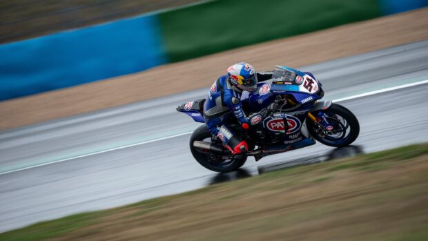 Magny-Cours bagnata, Pata Yamaha tra rimonta di Toprak ed errore di Van der Mark