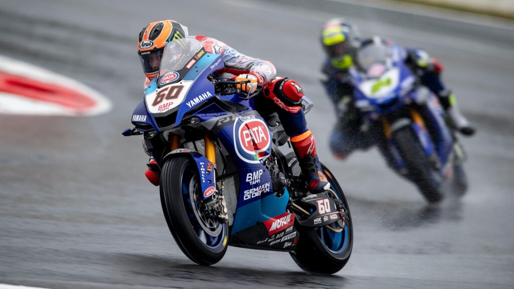 WorldSBK Magny-Cours, Pata Yamaha al lavoro sul bagnato con van der Mark e Razgatlıoğlu