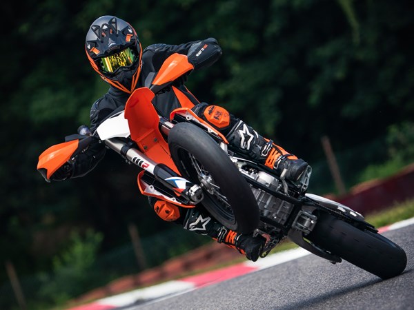 KTM 450 SMR 2021, il ritorno della regina del Supermoto