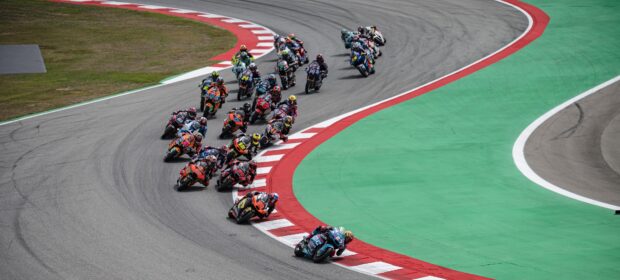 Holgado domina la Moto2 in Catalogna con la nuova Pirelli E0125