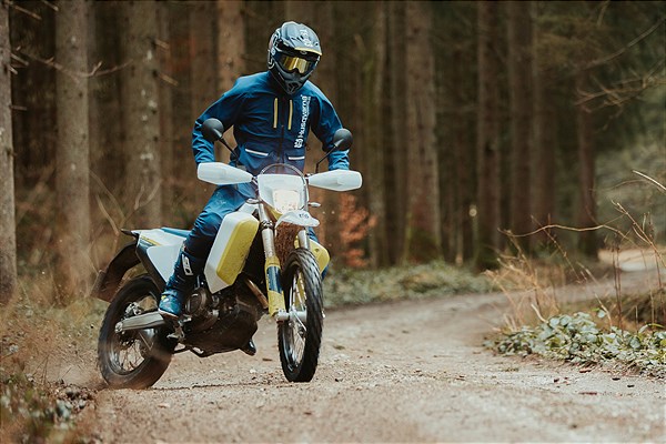 Husqvarna 701 Enduro LR, la long range per chi vuole andare oltre