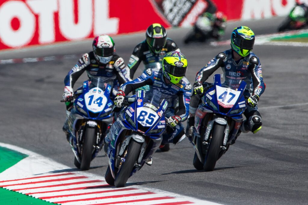 Yamaha parte forte nel WorldSBK in Qatar: quattro R1 in top ten