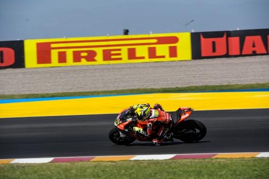 WorldSBK Argentina, Bautista domina Gara 1 tra polemiche e sabbia