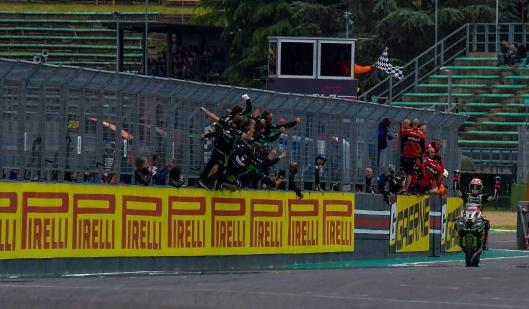 Imola bagnata: Rea domina la Superpole Race, Krummenacher fa tris in Supersport
