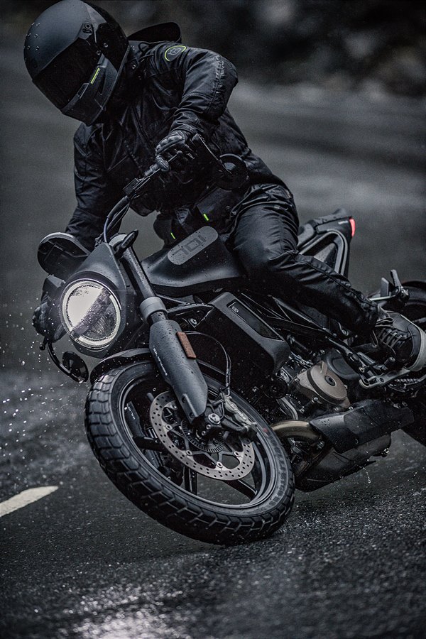 Husqvarna Svartpilen 701, la flat track urbana è in concessionaria