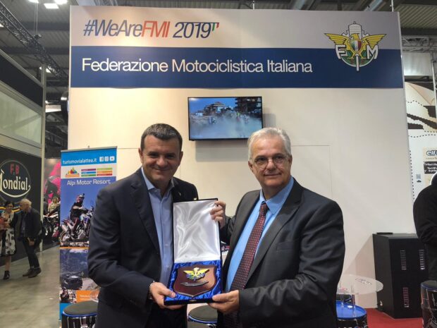 Il Ministro Centinaio in visita allo stand FMI a EICMA Milano