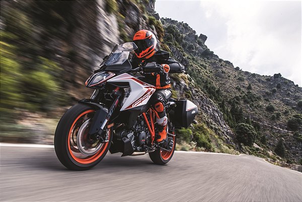 KTM 1290 Super Duke GT e R 2019: Intermot parla austriaco