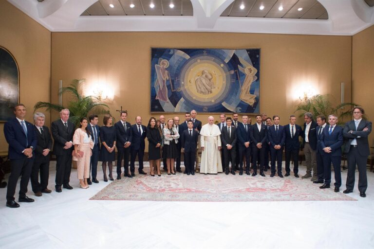 Papa Francesco riceve la MotoGP: sport, passione e fede in Vaticano