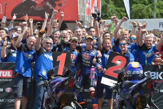 Brno tinge il WorldSBK di blu Yamaha: trionfo Lowes e Van der Mark