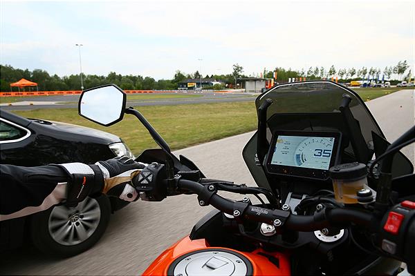 KTM punta sulla sicurezza: in arrivo ACC e Blind Spot Detection