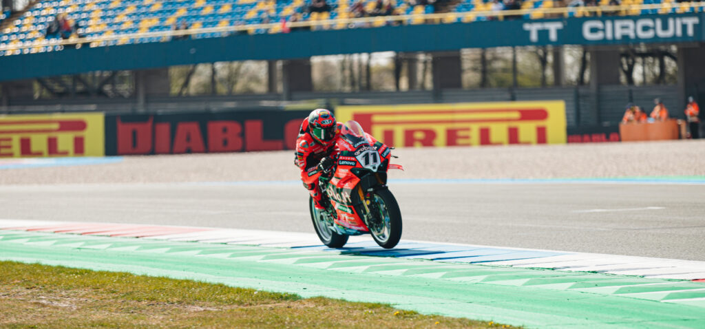 Assen, Bulega domina Gara1 con la nuova Pirelli supersoft