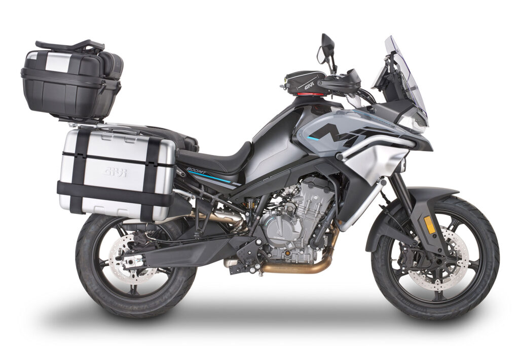 CFMOTO 800 MT, l’allestimento GIVI per viaggiare alla grande